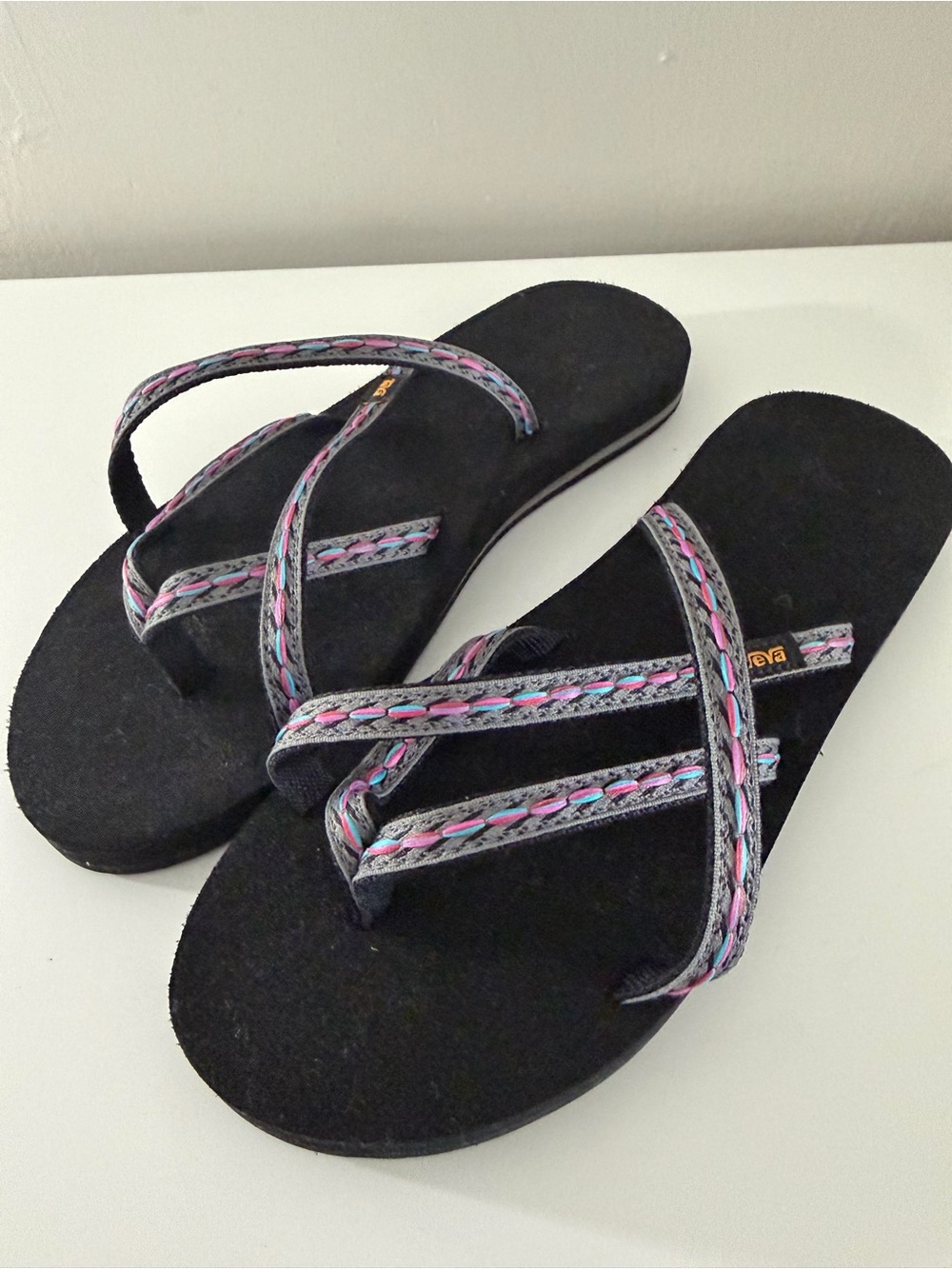 Teva women’s 11 black foam flip flops with multicolor crisscross straps like new